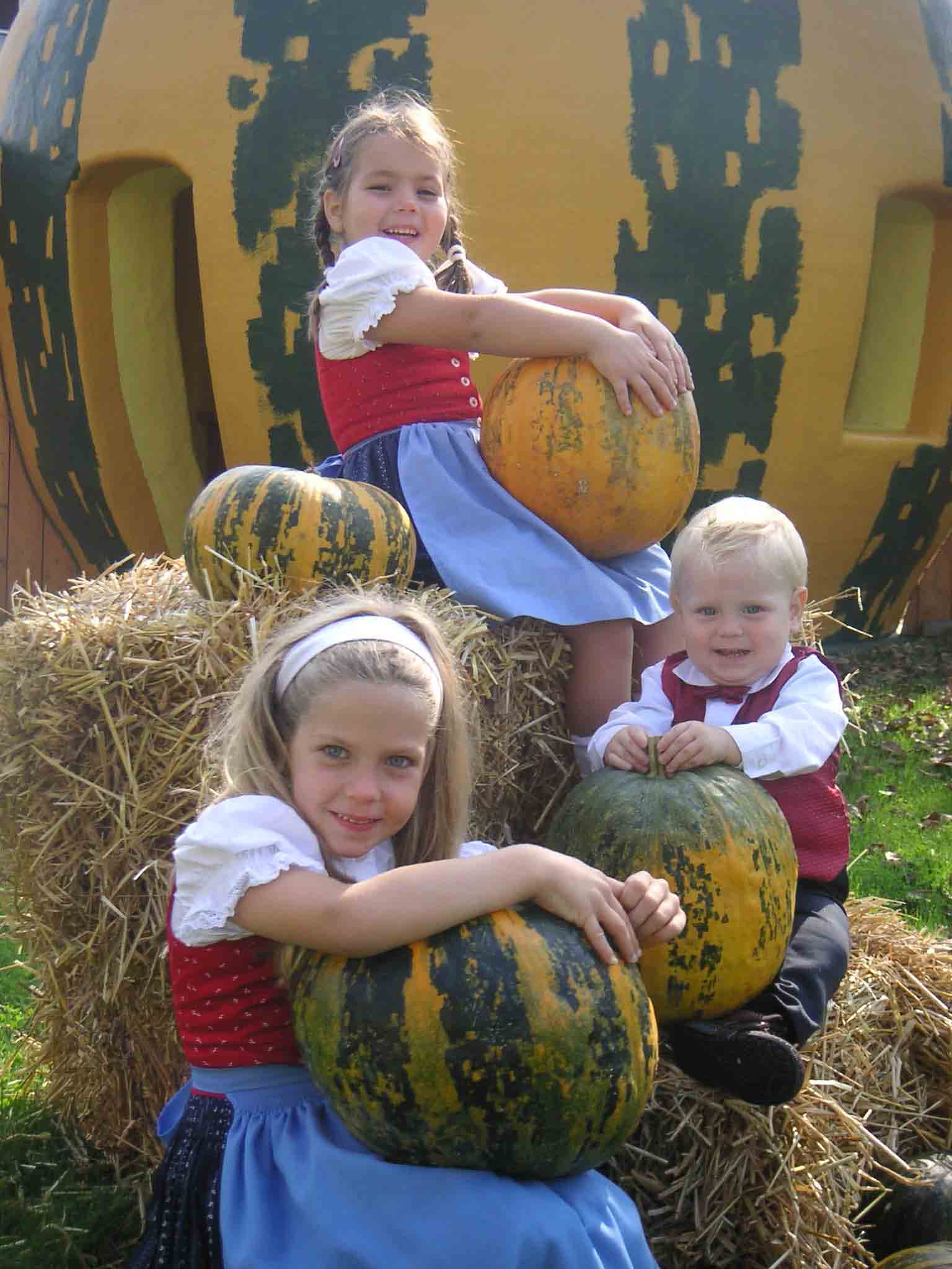 Anna, Michael und Elisabeth vor unserem Riesenkürbis